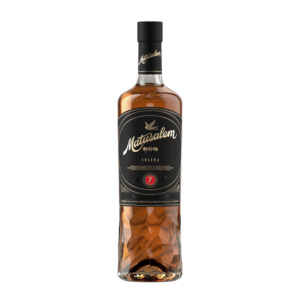 Бутилка Matusalem Solera 7 ром с елегантна етикета и златист цвят.
