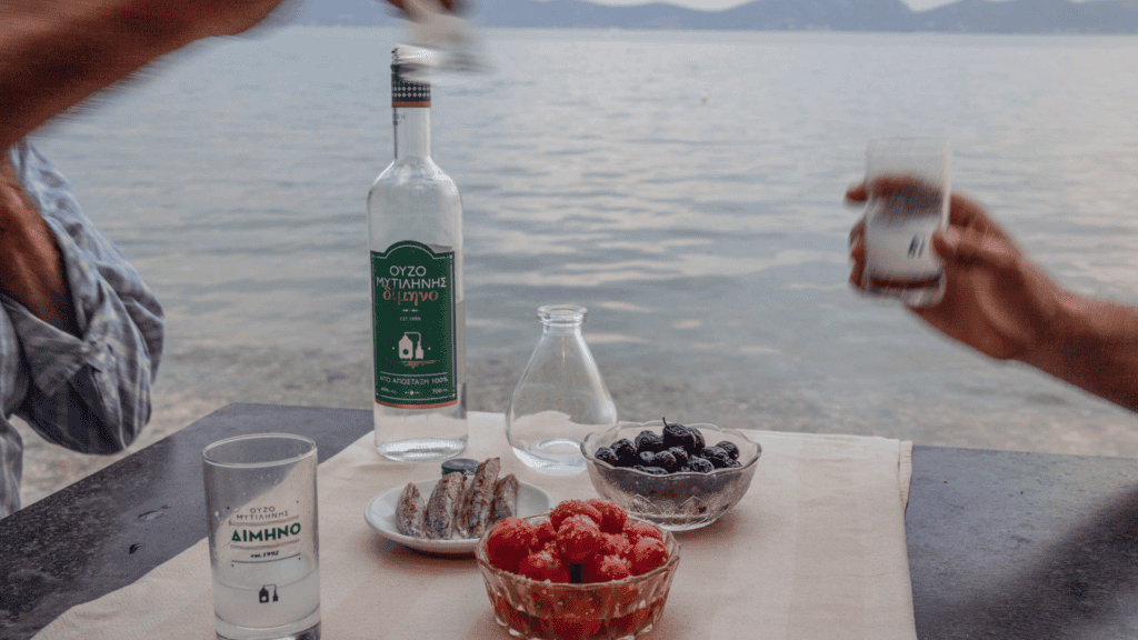 Узо и сладки на плажа с гледка към морето.