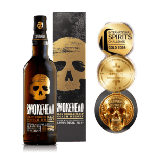 Бутилка и награди на Smokehead Single Malt Scotch Whisky.