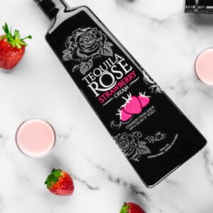 Ликьор TEQUILA ROSE с ягоди и сладки бонбони.