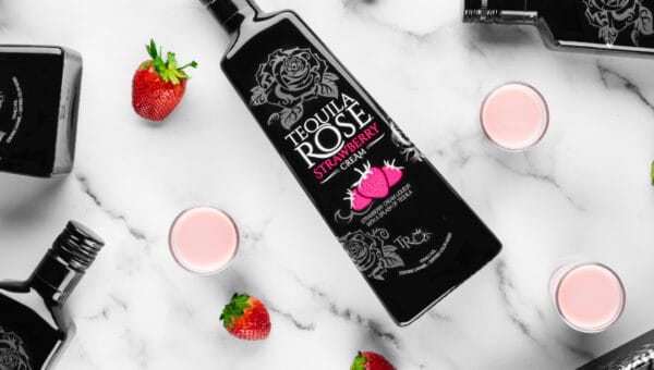 Ликьор TEQUILA ROSE с ягоди и сладки бонбони.