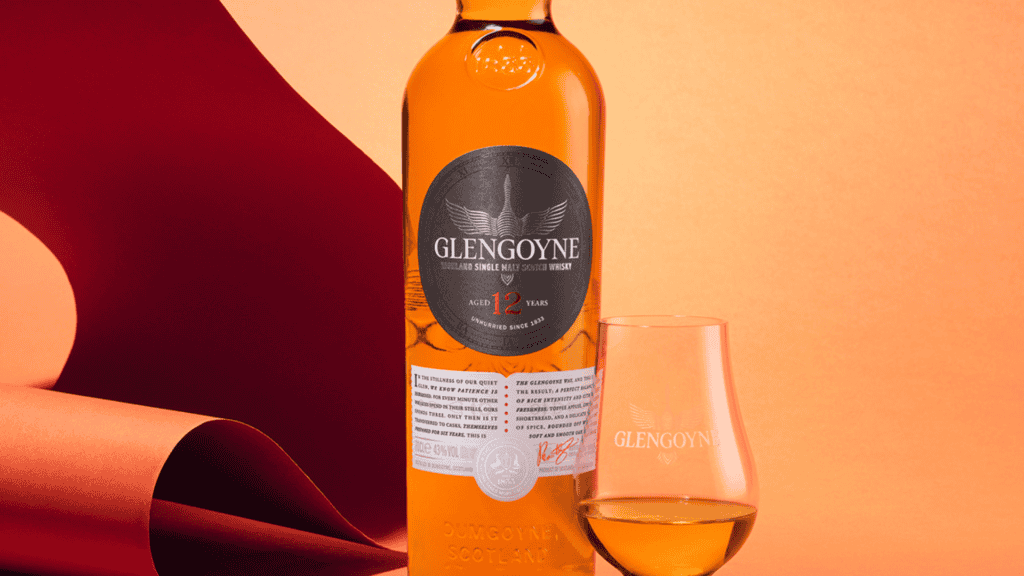Бутилка шотландско уиски Glengoyne с чаша на фона.